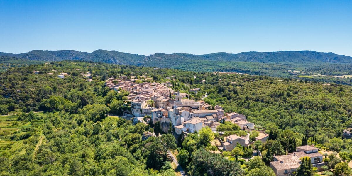 Face au Ventoux, ce village perché abrite un trésor historique vieux de quinze siècles en Provence-Alpes-Côte d'Azur 2 belle-vue-generale-du-village-de-Venasque