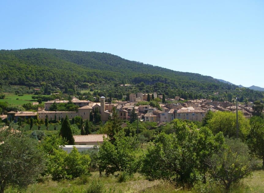Soutenus par le Guide Michelin, ces quatre villages varois s'imposent comme les pépites incontournables de l'année 2026 1 belle vue naturelle aups village