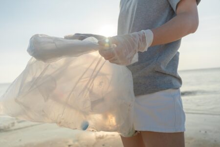 benevole avec des dechets sur une plage