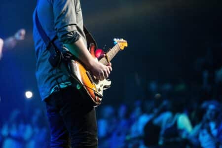 concert enjoué avec une guitare