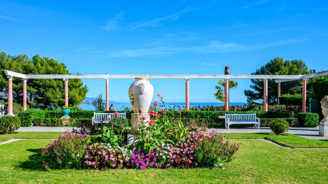 decors exterieurs et fleurs de la la villa ephrussi