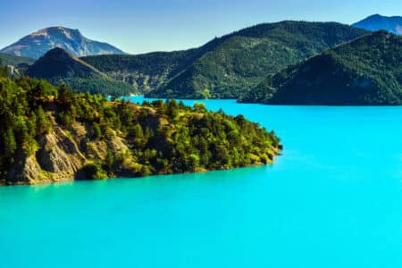 eau très bleue du lac de castillon