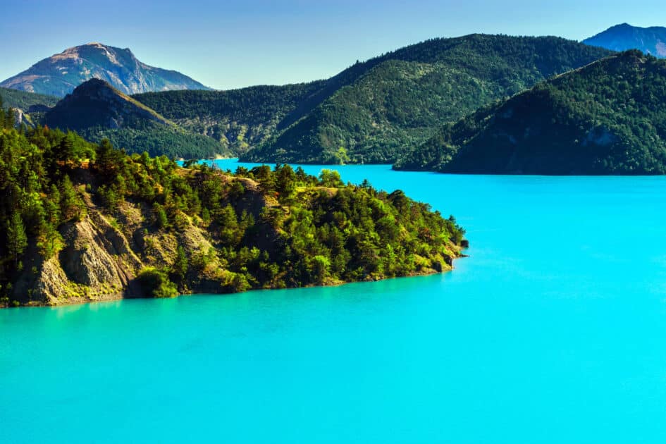 eau très bleue du lac de castillon