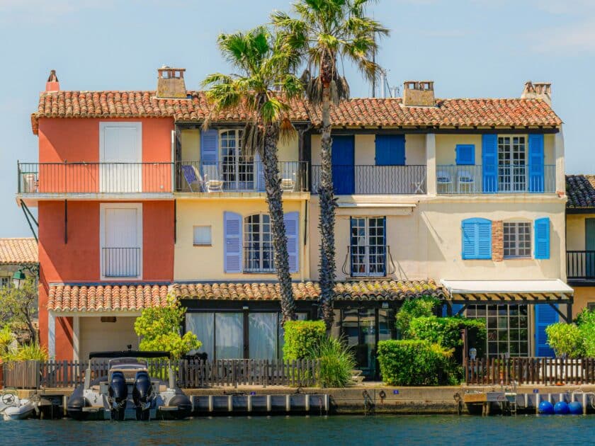 façade typique de port grimaud