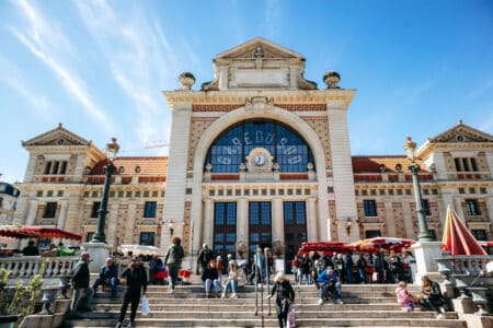 fronton de la gare du sud devant le quartier de la libération à Nice