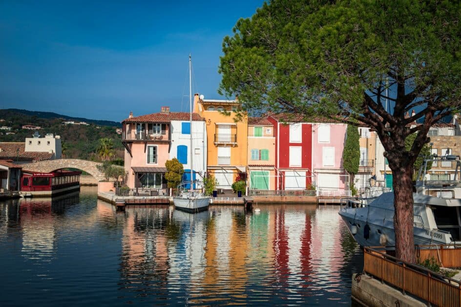 Soutenus par le Guide Michelin, ces quatre villages varois s'imposent comme les pépites incontournables de l'année 2026 3 grimaud belle vue des ponts et des bateaux