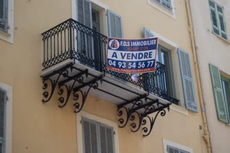 pancarte à vendre immobilier sur une façade de Nice