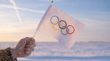 jeux olympiques hiver vue d'illustration d'un drapeau brandi devant la glace