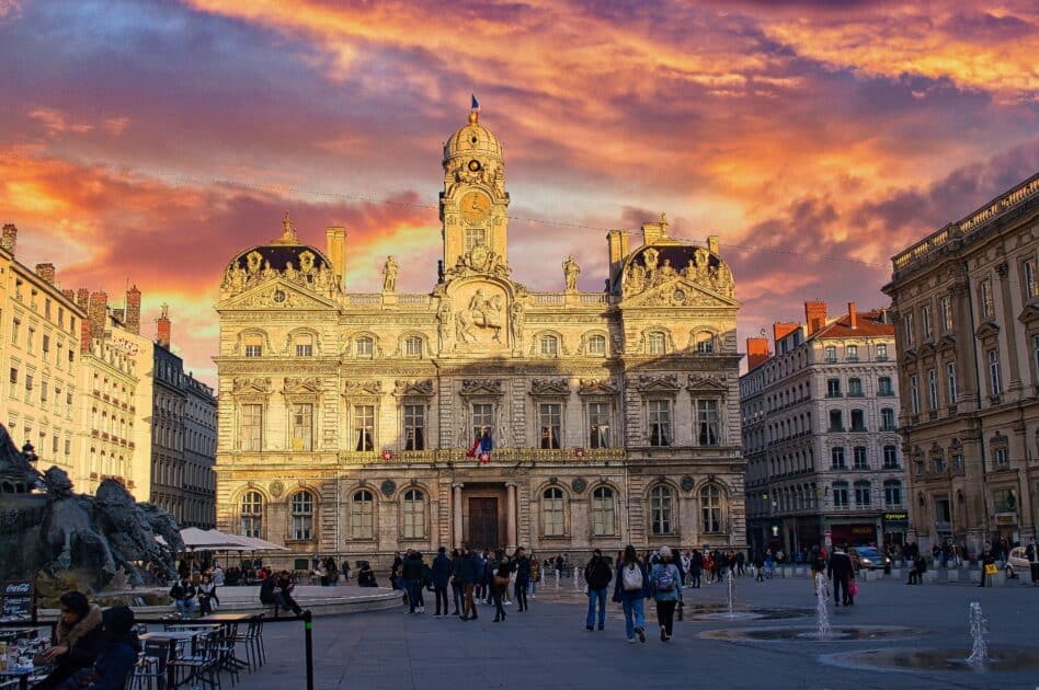belle vue generale de la mairie de lyon avec un coucher de soleil
