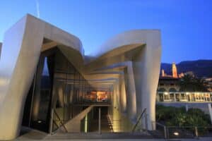 Belle vue nocturne et éclairée du grand musée de Menton