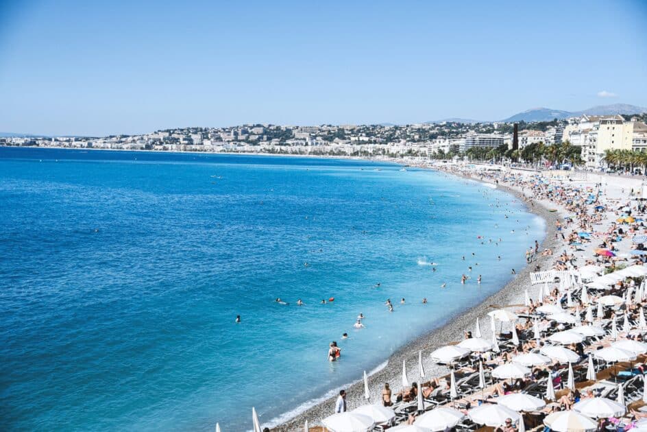 nice baie des anges avec plages et voyageurs