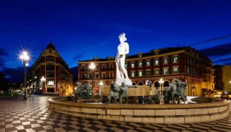 vue nocturne de la place massena a nice