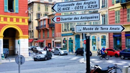 vue de panneaux dans le quartier du Port à Nice