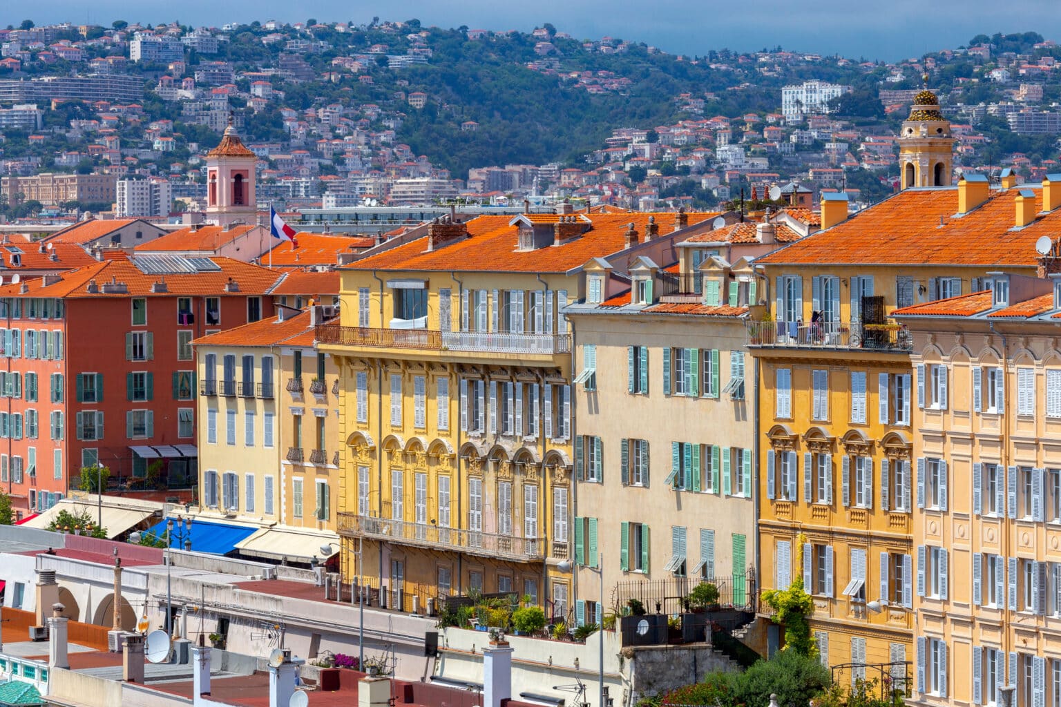 Nice : la Côte d’Azur a battu son record historique de chaleur pour un mois d’avril ponchettes quai etats nice immeubles
