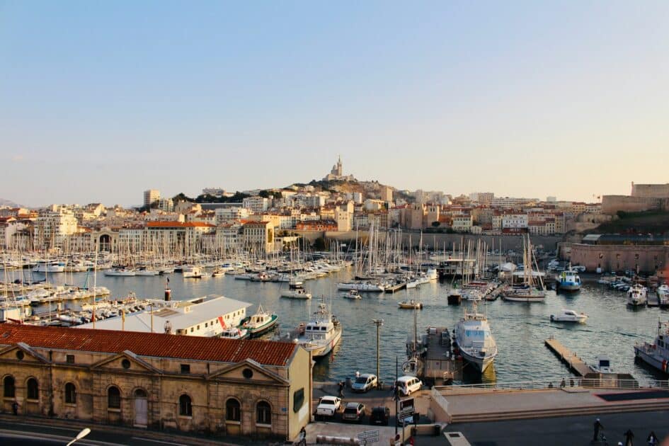 port de marseille en plein été vue générale