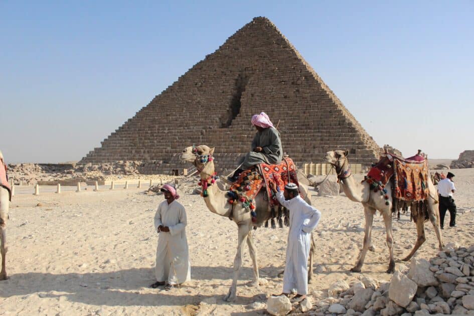 vue generale d'un monument egyptien avec ses guides locaux