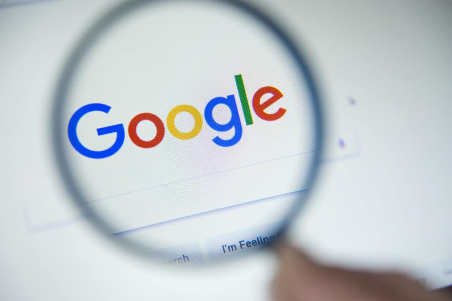 Comment ajouter « Menton-Presse » à vos médias préférés sur Google pour ne rien manquer de vos actualités locales ? illustration d'une recherche effectuée sur Google avec une loupe