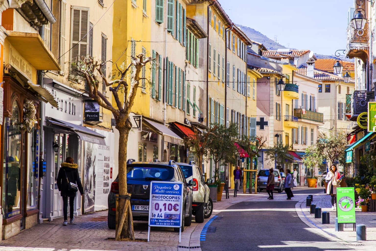 belle vue générale d'une rue de vence