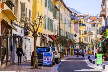 belle vue générale d'une rue de vence