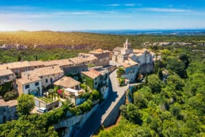 Face au Ventoux, ce village perché abrite un trésor historique vieux de quinze siècles en Provence-Alpes-Côte d’Azur splendide-vue-en-drone-du-village-de-Venasque
