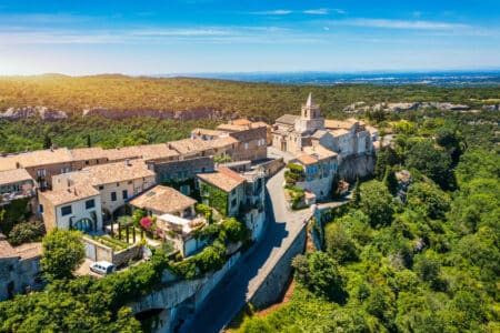 splendide-vue-en-drone-du-village-de-Venasque
