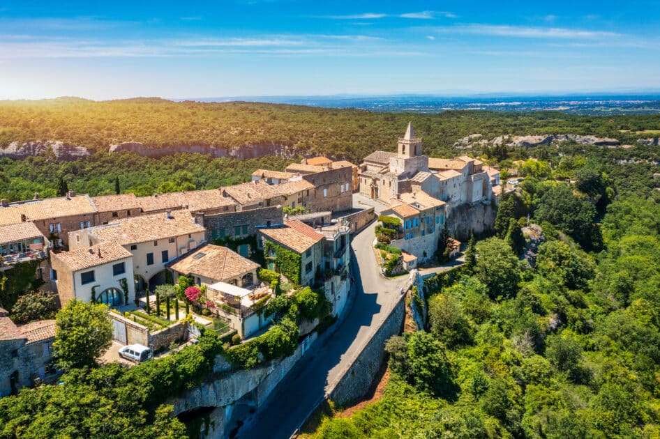 Face au Ventoux, ce village perché abrite un trésor historique vieux de quinze siècles en Provence-Alpes-Côte d’Azur splendide-vue-en-drone-du-village-de-Venasque