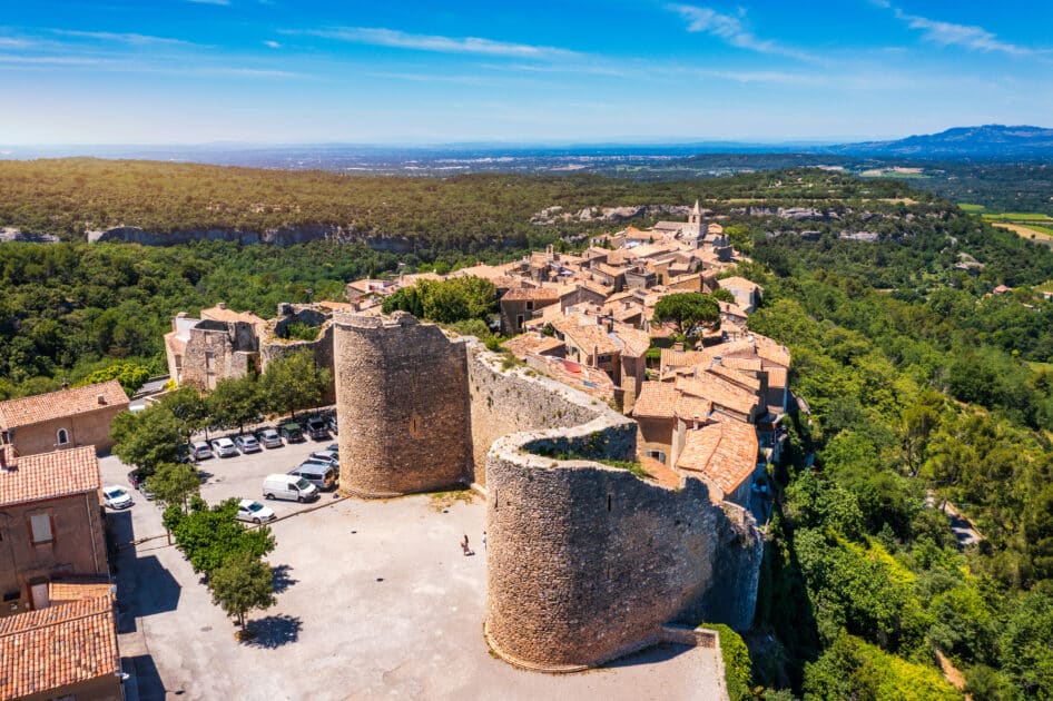 Face au Ventoux, ce village perché abrite un trésor historique vieux de quinze siècles en Provence-Alpes-Côte d'Azur 1 splendide-vue-en-drone-dun-monument-du-village-de-Venasque
