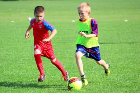 partie de football entre enfants