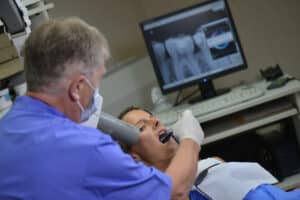 un chirurugien dentiste et une patiente