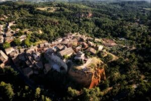 vue aerienne et estivale de gordes en région paca