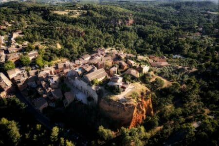 Palmarès des villes les plus accueillantes de toute la France : ces communes font rayonner le Sud par leur hospitalité ! vue aerienne et estivale de gordes en région paca