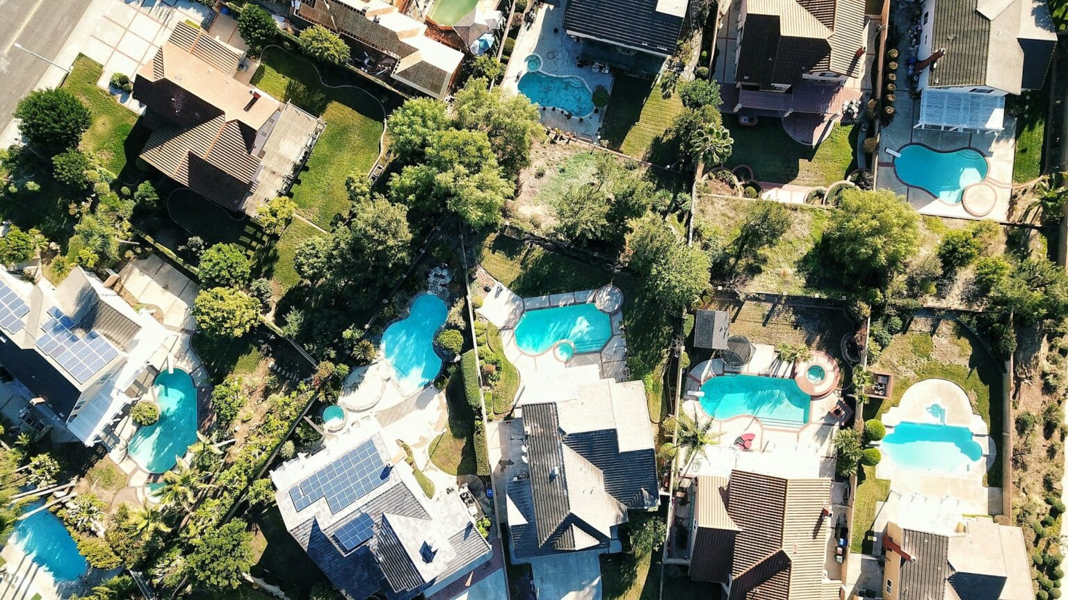 Sécheresse sur la Côte d’Azur : les communes où la facture d’eau va s’envoler cet été 2026 vue aeriennes de piscines privées dans un lotissement