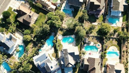 vue aeriennes de piscines privées dans un lotissement