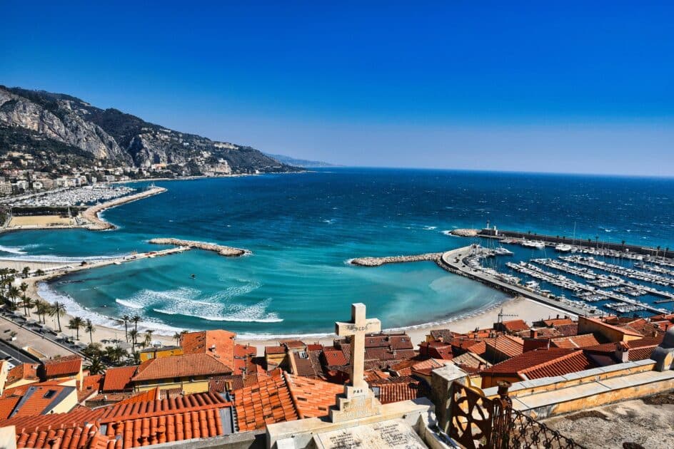 vue colorée de la baie de Menton avec les montagnes en fond