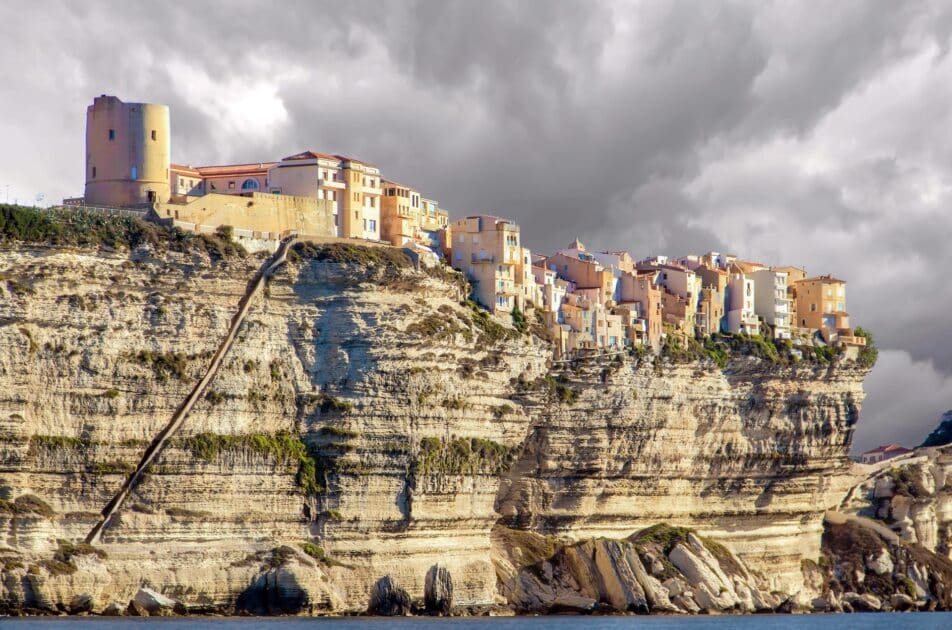 Palmarès des villes les plus accueillantes de toute la France : ces communes font rayonner le Sud par leur hospitalité ! 1 vue colorée de la falaise de bonifacio