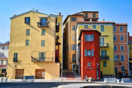 vue colorée du centre ville de Menton