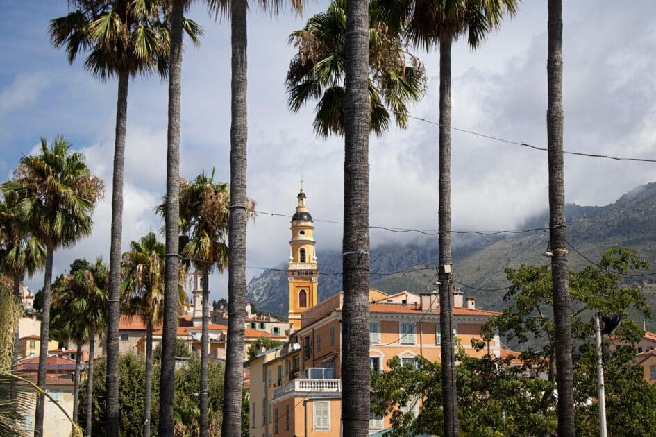 Immobilier : de Garavan au Careï, Menton affiche ses prix et la facture est salée ! 1 vue colorée du centre ville de Menton avec ses palmiers