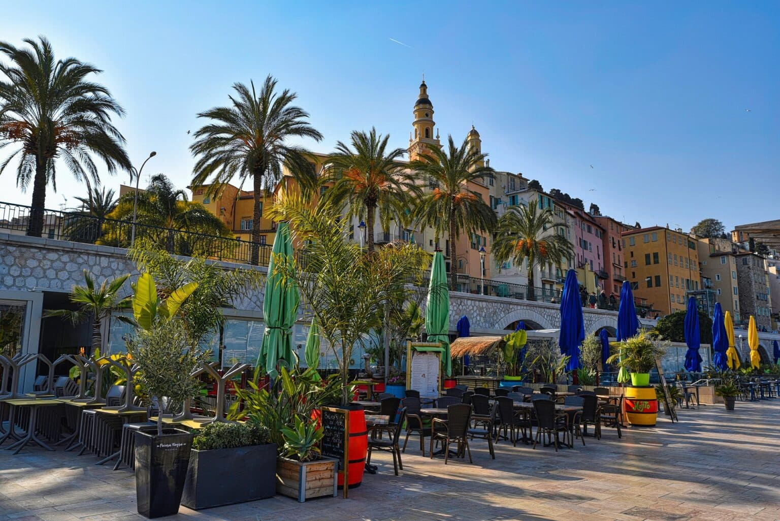 Concours « Fleurissons la ville ! » : le guide pour transformer Menton avant le 10 juin vue colorée du centre ville de Menton et ses quais portuaires