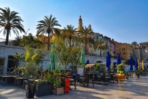 vue colorée du centre ville de Menton et ses quais portuaires