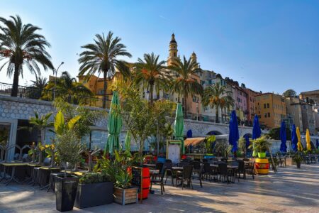 vue colorée du centre ville de Menton et ses quais portuaires