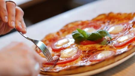 vue colorée d'une pizza italienne