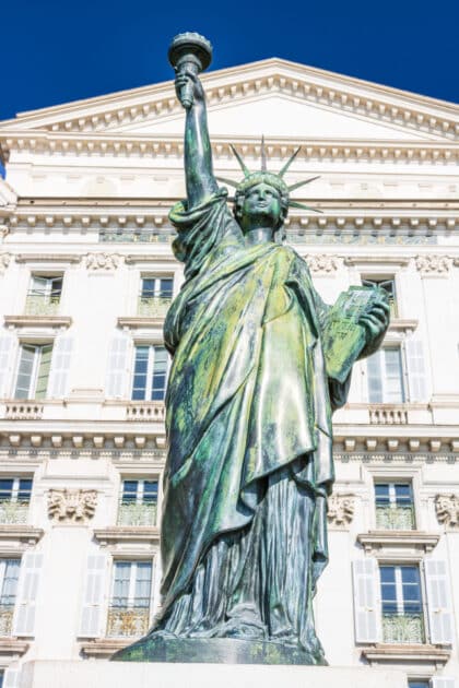 vue de détail de la fameuse statue de la liberté à Nice