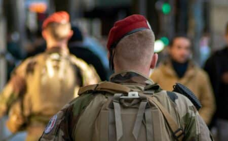 vue de dos de soldats de l'opération sentinelle