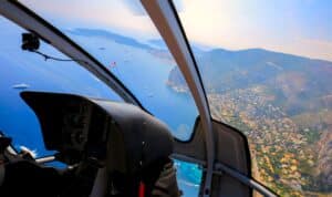 vue depuis le cockpit d'un helicoptere sur la cote d'azur