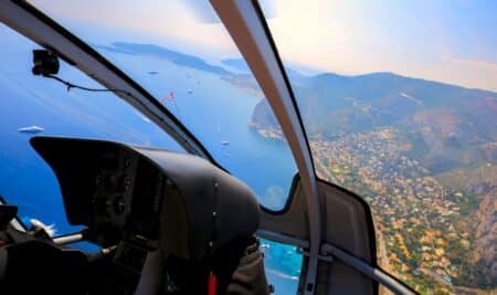 vue depuis le cockpit d'un helicoptere sur la cote d'azur