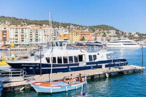 vue d'illustration d'un beau bateau du port de nice