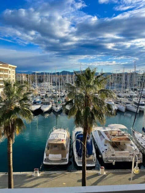 vue du port de fréjus par beau temps