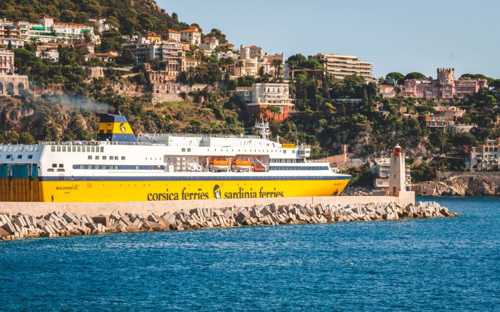 L’Union Maritime éclaire le projet de nouveau port de Nice relancé par Éric Ciotti : « Corsica Ferries, écologie, commerce, énergie…» vue d'un navire coloré de la corsica ferries dans le port de nice