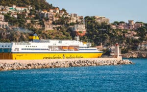 vue d'un navire coloré de la corsica ferries dans le port de nice
