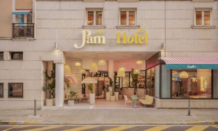 vue generale de la façade colorée du Pam Hotel à Nice